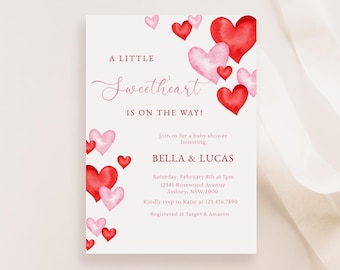 Puede incluir: Invitación a un baby shower con corazones de acuarela en tonos rojos y rosas. El texto dice "A Little Sweetheart Is On The Way!" e incluye los nombres Bella & Lucas, fecha, hora y lugar.