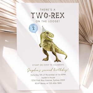 Puede incluir: Invitación de cumpleaños con una ilustración de un dinosaurio verde con un gorro de fiesta y un globo azul con el número 2. El texto dice: "THERE'S A TWO-REX ON THE LOOSE!" y "Jayden's second birthday!"