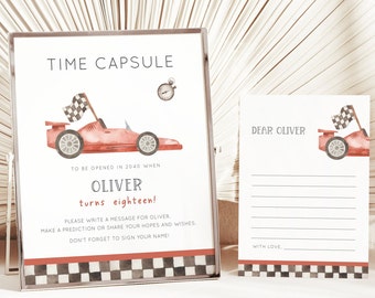 Könnte beinhalten: Eine rote und weiße Zeitkapselkarte mit einem roten Rennwagen und dem Text "Time Capsule" und "To be opened in 2040 when Oliver turns eighteen!" Eine weiße Karte mit dem Text "Lieber Oliver" und Zeilen zum Schreiben.