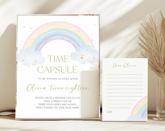 Peut inclure: Un ensemble de panneaux et de cartes de message pour une capsule temporelle. Le panneau présente un arc-en-ciel pastel, des nuages et le texte "Time Capsule" et "Olivia turns eighteen". La carte dit "Dear Olivia" et a un arc-en-ciel.