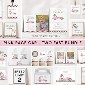 Op de afbeelding: Roze raceauto-thema feest printbare set met een roze raceauto, geblokte vlaggen en de woorden "Two Fast" voor een kinderfeestje. De set bevat uitnodigingen, cupcake toppers, waterfleslabels, bedankkaartjes en meer.