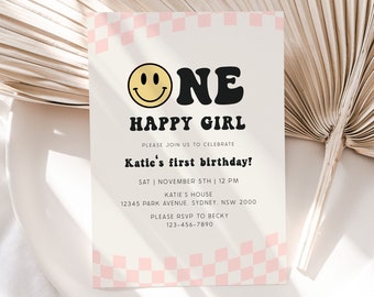 Könnte beinhalten: Ein rosa-weiß karierter Hintergrund mit einem gelben Smiley und dem Text "ONE HAPPY GIRL" in Schwarz. Der Text darunter lautet "Bitte feiern Sie mit uns Katies ersten Geburtstag!" mit Datum, Uhrzeit und Ortsangaben.