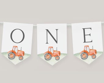 Puede incluir: Un banderín con tres banderines blancos que deletrean "ONE". Cada banderín presenta un tractor naranja sobre un campo verde. El banderín está ensartado en una cuerda blanca, perfecto para una fiesta de cumpleaños con temática de granja.