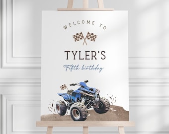 Puede incluir: Un cartel de bienvenida para la quinta fiesta de cumpleaños de Tyler con un ATV azul y negro sobre un fondo de tierra marrón. El cartel tiene banderas a cuadros y el texto "Bienvenido a la quinta fiesta de cumpleaños de Tyler".