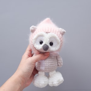 Wzór amigurumi na szydełkową sowę z czapeczką: łatwa pluszowa zabawka DIY (pobierz plik PDF)