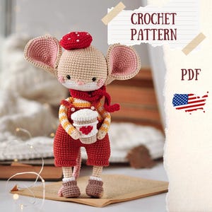 Puede incluir: Una muñeca de ratón de ganchillo con boina roja con lunares blancos, bufanda roja y peto rojo. El ratón sostiene una taza de café blanca con un diseño de corazón rojo. La imagen incluye el texto "CROCHET PATTERN" y "PDF".