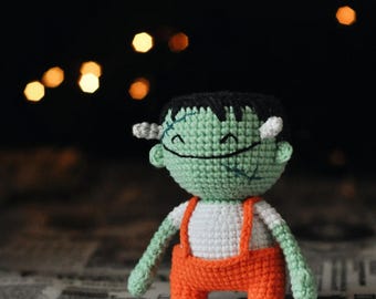 Halloween ghost crochet pattern: Amigurumi ornament tutorial (PDF download)