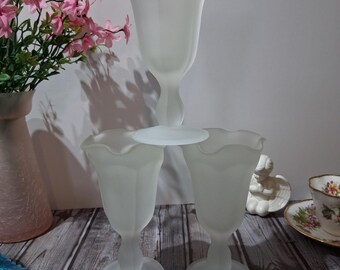 Indiana Glass Fountainware Sundae Glasses – Set of 3 White Frosted Dessert Cups – Vintage 1950s–1960s Ice Cream Dishes
