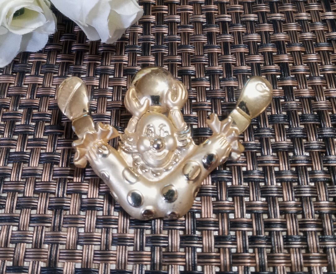 Broche Vintage Clown Signée AJC - Métal Doré Brillant Et Mat - Bijou Imposant (26.9g) - Occasion