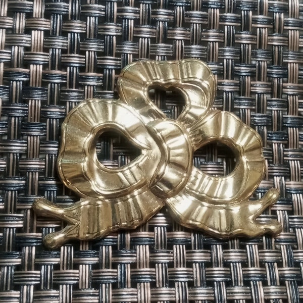 Unusual Gold Tone Lucky Clover Style Twisted Ribbon Brooch. Definitely a conversation piece. Great item for the crafter at heart.