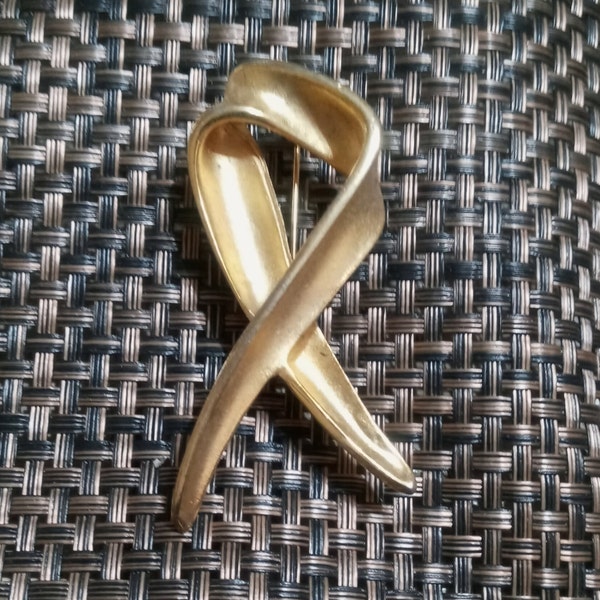 Vintage 80s Retro Gold Tone Awareness Style Ribbon Brooch. Satin finish. Shiny tone. Celebrate any cause. Great for any wardrobe.