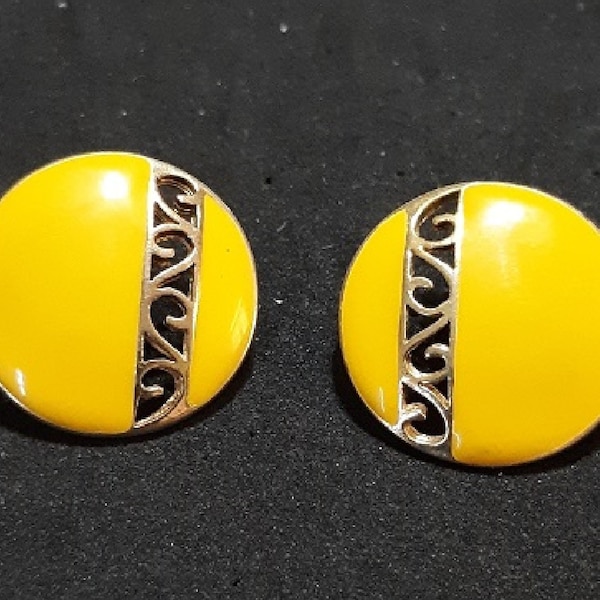 Scroll Pattern Circle Earrings – Enamel and Gold, Yellow School Bus Color, Vintage 80s Fashion