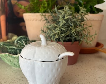 Ceramic White Strawberry Lidded Sugar Jam Jelly Bowl, Sugar Bowl, Chili Oil Container, Strawberry Salt Cellar, Farmhouse Kitchen