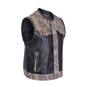 Könnte beinhalten: Schwarze Lederweste mit einem Schlangenhautmuster am Kragen und an den Säumen. Die Weste hat einen Reißverschluss und eine Tasche auf der linken Seite.