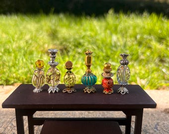Miniatyr gotiska trolldryckflaskor - Handgjorda dockskåpstillbehör, set om 6 (skala 1:12)