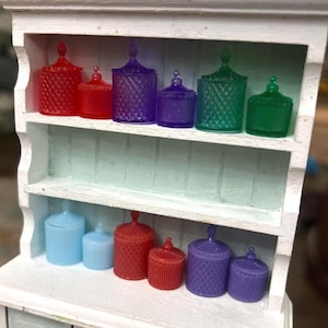 Mini lot de QUATRE pots en cristal ornés - décorations miniatures, accessoires pour maisons de poupées/miniatures, objets de collection