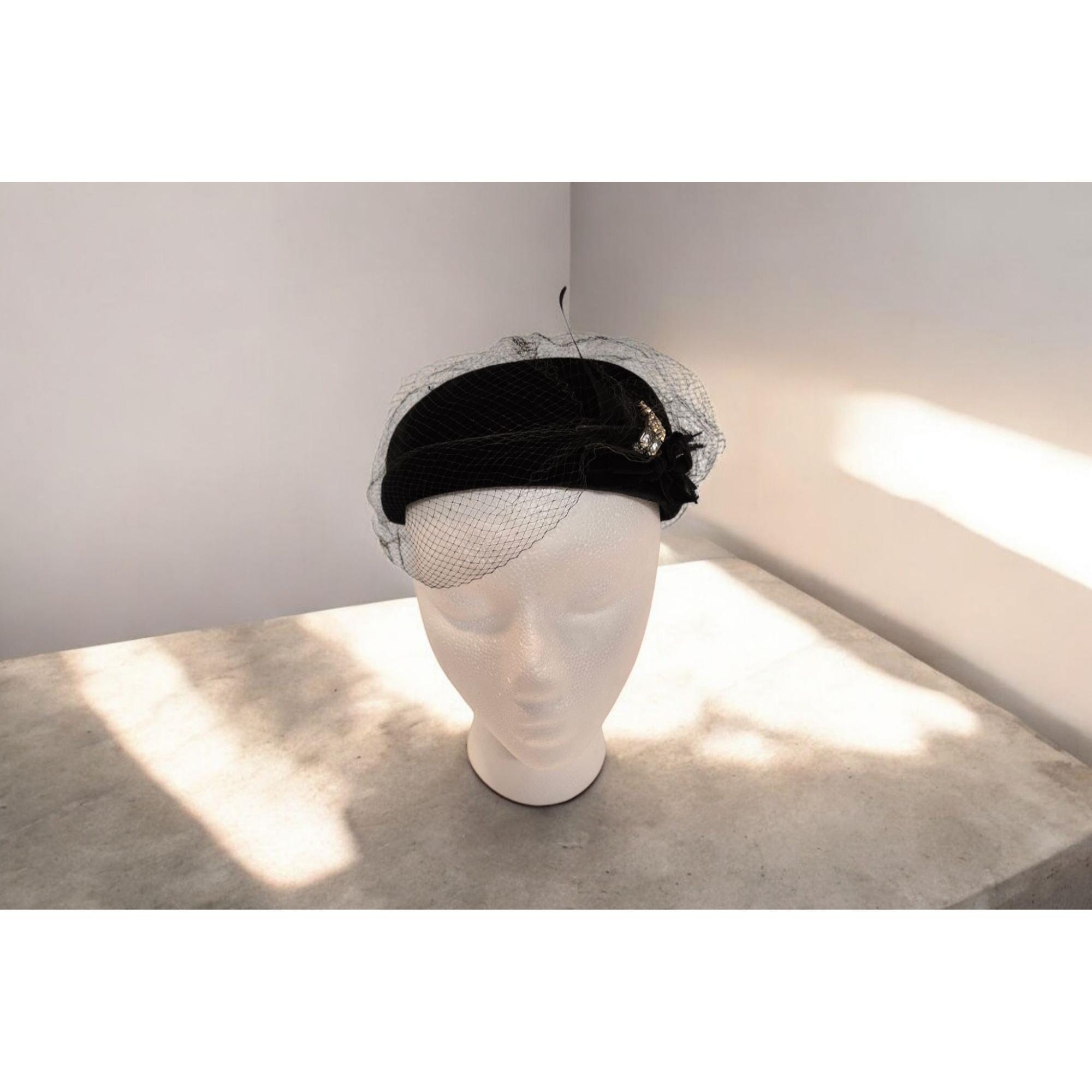 VINTAGE Women\'s Black Velvet With Rhinestone BroachPillbox Hat. Good Condition. 1940s Black Velvet Beaded Soutache Birdcage Veil Femme  main image 3