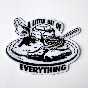 Peut inclure: Autocollant noir et blanc représentant une assiette de nourriture avec de la sauce, de la purée de pommes de terre, une cuillerée de haricots et du beurre. Le texte "A Little Bit of Everything" est imprimé sur l'autocollant.