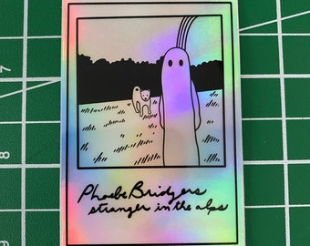 Pegatina de vinilo impermeable (normal u holográfica) de la cantante indie Phoebe Bridgers, "Forastera en los Alpes".