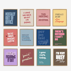 Puede incluir: Una colección de doce láminas rectangulares para pared en marcos de madera, cada una con tipografía única sobre temas de oficina en varios colores como azul, rosa, amarillo, verde, morado y marrón, con frases humorísticas sobre el trabajo.