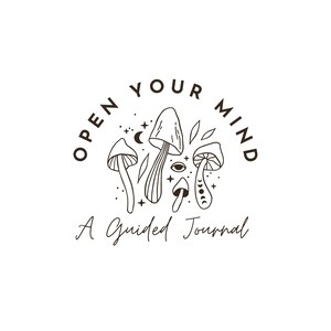Op de afbeelding: Zwart-witte lijntekening van paddenstoelen met sterren, manen en een oog. De tekst "Open Your Mind" staat in een cirkel rond de paddenstoelen. Onder de paddenstoelen staat de tekst "A Guided Journal".