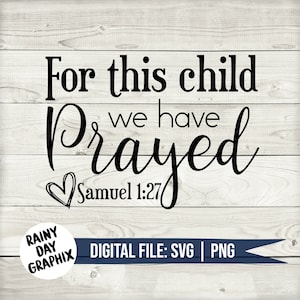 Puede incluir: Un archivo digital en blanco y negro para un cartel imprimible que dice "Por este niño hemos orado" con un corazón y el versículo bíblico "Samuel 1:27".