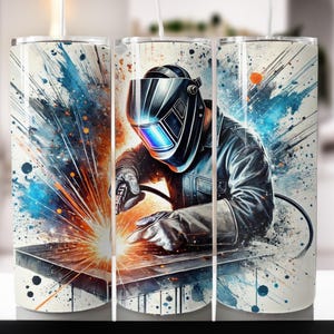 Puede incluir: Un vaso de acero inoxidable con un diseño colorido que presenta a un soldador con una máscara de soldar y chispas volando. El diseño recuerda a una pintura de acuarela.