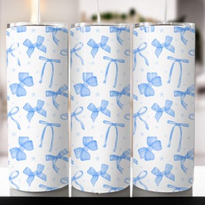 Puede incluir: Tres vasos de acero inoxidable con fondo blanco y un patrón de lazos azules de acuarela.