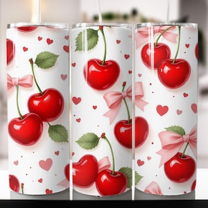 Puede incluir: Un vaso blanco con un patrón repetido de cerezas rojas brillantes, lazos rosas y pequeños corazones rosas. Las cerezas tienen tallos y hojas verdes. El diseño está impreso en un vaso cilíndrico.