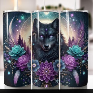 Pode incluir: Um lobo preto com olhos azuis rodeado de flores roxas e azuis sobre um fundo escuro. O lobo está no centro da imagem e olha diretamente para o espectador. As flores estão dispostas em torno do lobo em um padrão circular. O fundo é azul escuro com um toque de roxo. A imagem é uma ilustração digital.