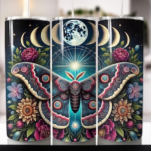 Puede incluir: Un vaso de acero inoxidable con un diseño colorido que presenta una polilla con alas grandes e iridiscentes, rodeada de flores y una luna creciente. El fondo es azul oscuro con un cielo estrellado.