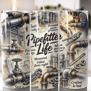 Puede incluir: Un vaso cilíndrico con una ilustración al estilo acuarela. El diseño presenta imágenes de herramientas de fontanería, tuberías y un soldador, con el texto "Pipefitter Life". La paleta de colores incluye tonos de marrón, gris y blanco.