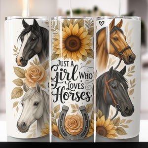 Può includere: Un bicchiere bianco con illustrazioni di cavalli, girasoli, rose e la scritta "Just a Girl Who Loves Horses". Il design include immagini di teste di cavallo in vari colori, un ferro di cavallo e dettagli floreali.