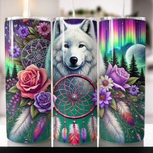 Pode incluir: Três copos de aço inoxidável com designs coloridos. O primeiro copo apresenta um lobo branco com um apanhador de sonhos e flores. O segundo copo apresenta um lobo branco com um apanhador de sonhos e um fundo verde. O terceiro copo apresenta uma flor roxa e rosa com um apanhador de sonhos e uma aurora boreal arco-íris no fundo.