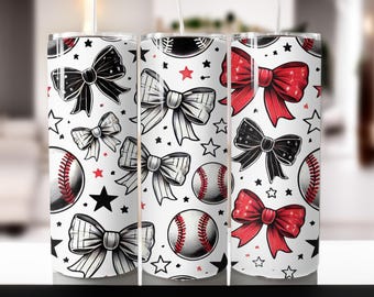 Puede incluir: Tres vasos de acero inoxidable blanco con un diseño de béisbol y lazo. Los vasos presentan lazos negros, blancos y rojos, pelotas de béisbol y estrellas.