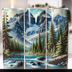 Puede incluir: Un vaso de acero inoxidable con una imagen colorida de una cordillera con un río que la atraviesa. Las montañas están cubiertas de nieve y el río es azul. La imagen está rodeada de un bosque verde.