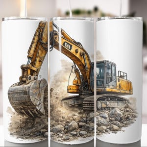 Op de afbeelding: Witte beker met een gele en bruine illustratie van een graafmachine. De graafmachine is in actie te zien, terwijl hij in een hoop rotsen en aarde graaft. Het CAT-logo is zichtbaar.