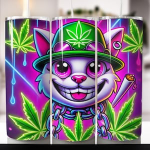 Puede incluir: Un gato de dibujos animados blanco con un sombrero verde y sosteniendo un porro. El gato tiene ojos rosas y una lengua rosa. El fondo es rosa con hojas verdes de marihuana y luces de neón azules.