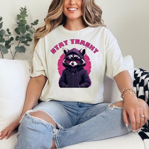 Camiseta vintage de mapache "Stay Trashy" / Camiseta bohemia retro de los 90 / Camiseta meme / Regalo para él / Regalo de cumpleaños divertido PNG - Digital Proudct