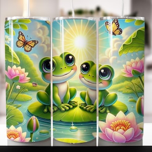 Puede incluir: Dos ranas verdes con ojos grandes se sientan en una hoja de nenúfar en un estanque. Las ranas están rodeadas de nenúfares verdes, agua y nenúfares rosas. Hay mariposas volando sobre las ranas y un sol brillante brillando en el cielo.