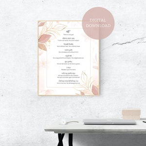 Pode incluir: Um download digital de uma impress&atilde;o de arte imprim&iacute;vel com um fundo de aquarela rosa e dourado com uma cita&ccedil;&atilde;o em punjabi e ingl&ecirc;s. A cita&ccedil;&atilde;o diz: "H&aacute; um &uacute;nico deus, A verdade &eacute; o seu nome, Ele &eacute; o criador, Ele &eacute; sem medo, Ele &eacute; sem &oacute;dio, Ele &eacute; atemporal e sem forma, Ele est&aacute; al&eacute;m do nascimento e da morte, O iluminado, Ele pode ser conhecido como a gra&ccedil;a do Guru, Medite em seu nome, Ele era verdadeiro antes da cria&ccedil;&atilde;o, Ele era verdadeiro quando as eras come&ccedil;aram, Ele &eacute; verdadeiro agora, Ele sempre ser&aacute; verdadeiro."