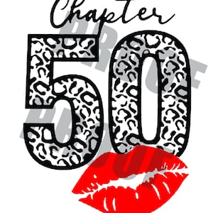 Puede incluir: Número 50 en estampado de leopardo blanco y negro con la palabra "Chapter" encima. Un beso de lápiz labial rojo está debajo del número.