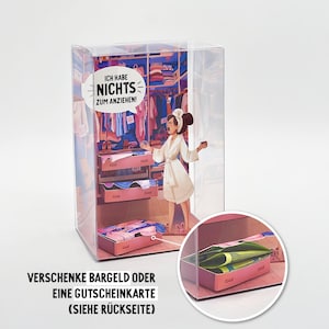 Könnte beinhalten: Eine rosa-weiße Pop-up-Karte mit einer Frau in einem weißen Bademantel, die vor einem überquellenden Kleiderschrank steht. Die Karte sagt "Ich habe nichts zum Anziehen!" Die Karte ist so konzipiert, dass sie Bargeld oder eine Geschenkkarte aufnehmen kann.