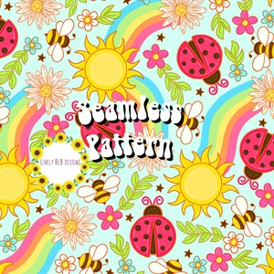 Pode incluir: Um padrão sem costura com um arco-íris, sol, joaninhas, abelhas e flores sobre um fundo azul claro. O texto "Seamless Pattern" está escrito em uma fonte retrô.