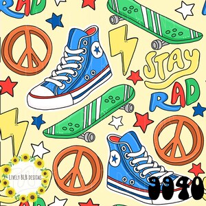 Può includere: Un motivo ripetuto su sfondo giallo chiaro con scarpe da ginnastica alte blu, skateboard verdi, simboli della pace arancioni, fulmini gialli e stelle rosse, bianche e blu. È presente il testo STAY RAD e un logo con girasoli.