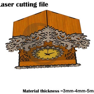 Op de afbeelding: Een digitaal lasersnijbestand voor een houten koekoeksklok met een bruine houtnerfafwerking, een sierlijke grijze decoratieve bovenkant en een gele wijzerplaat met zwarte wijzers. De tekst luidt Laser cutting file en Material thickness = 3mm-4mm-5mm.