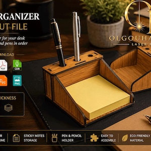 Op de afbeelding: Een houten bureau-organizer lasersnijbestand met een pennenhouder en een vak voor plakbriefjes. Het ontwerp bevat de tekst DESK ORGANIZER LASER CUT FILE, OLGOUHADESIGN en MATERIAL THICKNESS 3mm. Bevat iconen voor de bestandsformaten SVG, AI, PDF, CDR, DXF, DWG, EPS en PNG.