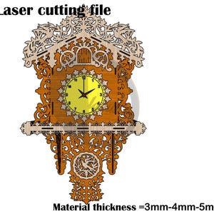 Op de afbeelding: Een lasersnijbestand voor een decoratieve wandklok met ingewikkeld houtsnijwerk, een gele wijzerplaat met zwarte wijzers en een vogelmotief. Het ontwerp bevat de tekst Laser cutting file en Material thickness = 3mm-4mm-5mm.