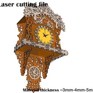 Op de afbeelding: Een bruin houten koekoeksklok lasersnijbestand met ingewikkeld krulwerk, een gele wijzerplaat met zwarte wijzers en een vogelmotief aan de basis. De tekst luidt Laser cutting file en Material thickness = 3mm-4mm-5mm met diverse bestandsiconen.