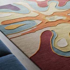 Pu&ograve; includere: Tappeto astratto con un motivo organico colorato in tonalit&agrave; di arancione, giallo, blu, verde e rosso. Il tappeto ha una superficie testurizzata e rialzata.